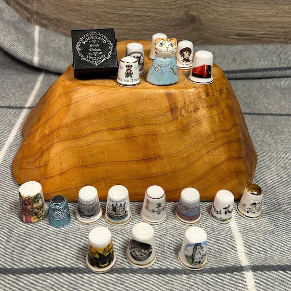 DÉ À COUDRE De Collection En Porcelaine Décoré D'un Manège Musical EUR