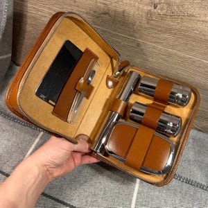 Kit per la cura della persona vintage da uomo, cromato, prodotto in Inghilterra, in custodia da viaggio AERO in pelle marrone chiaro - Set da 8 / Retro Gent's Essentials