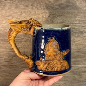 Vintage Stonebridge Pottery ręcznie wykonany ciężki niebieski szkliwiony kamionkowy kubek Dragon Master Barware | Dungeons & Dragons | Stara średniowieczna jaskinia człowieka