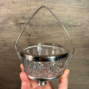 Stara mała okrągła szklana miska z posrebrzanego szkła w stopce | Naczynie na przekąski, przekąski i bonbon wyprodukowane w Anglii | Art Deco English Collectible