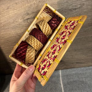 Servilleteros vintage de caña natural, tejidos a mano en dos tonos, rosa y ratán natural - Juego de 6 en caja a juego / Accesorios de mesa de paja estilo bohemio