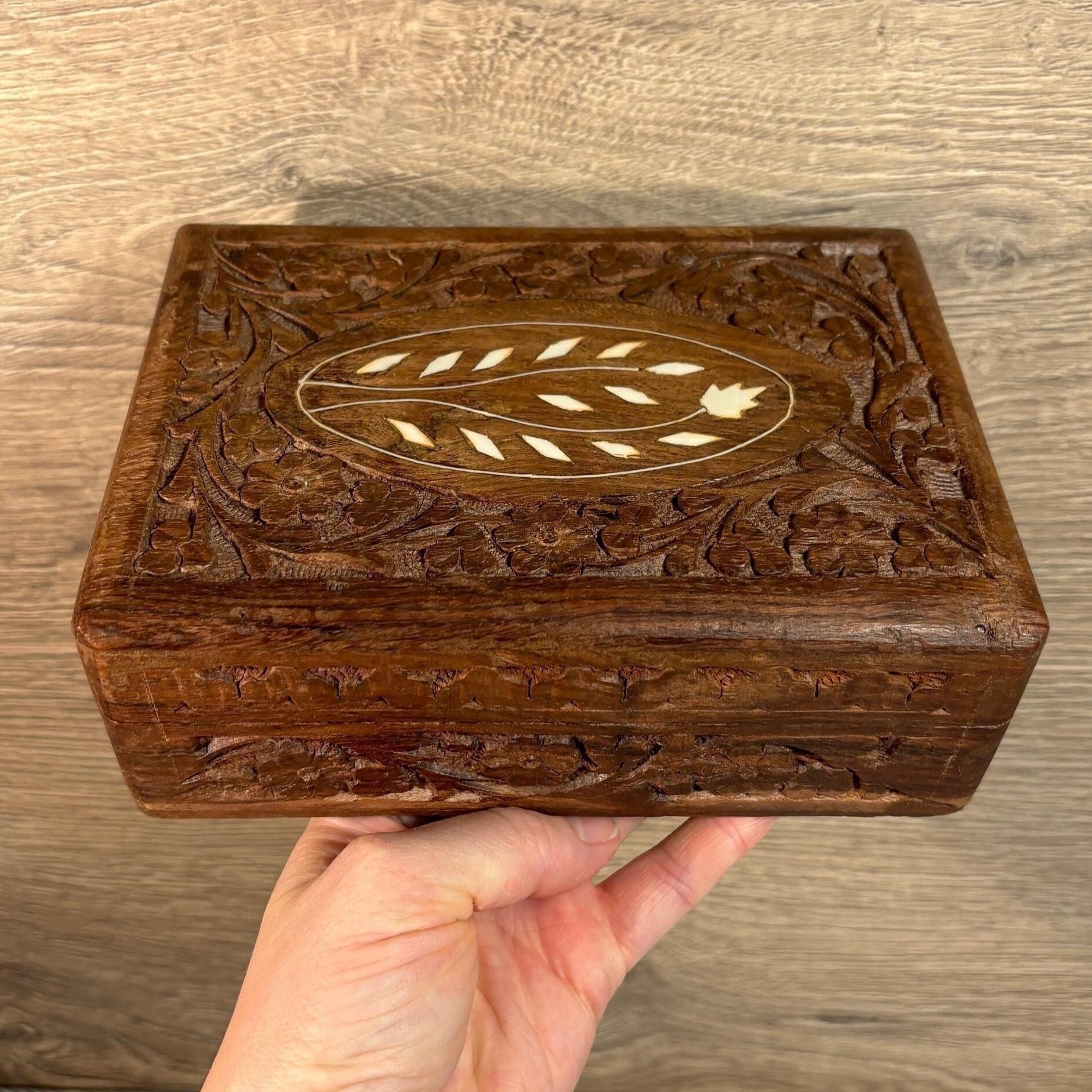 ヴィンテージ手彫り木箱 | インド製ブラウン木製花彫り収納 | MCM蓋付きジュエリー小物 | インド製レトロコレクターズアイテム - Etsy 日本 木彫り 彫刻 小物入れ インテリア アンティーク レトロ インド 木製 花柄