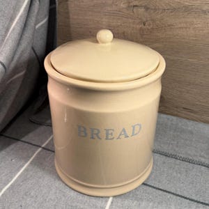 Begagnad - Naggad - David Mason Design DMD Handgjord Klassisk Stor Rund Brödlåda med Lock | Country Household Brekkie Storage Kitchenalia
