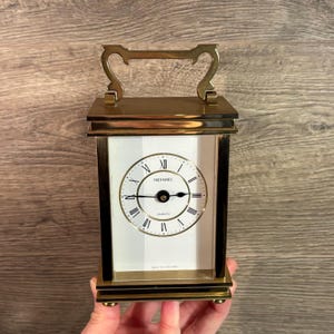 Reloj de carruaje vintage Metamec de 1,6 kg, fabricado en Inglaterra, de cuarzo y latón, en tono dorado, con números romanos tradicionales y repisa, portátil.
