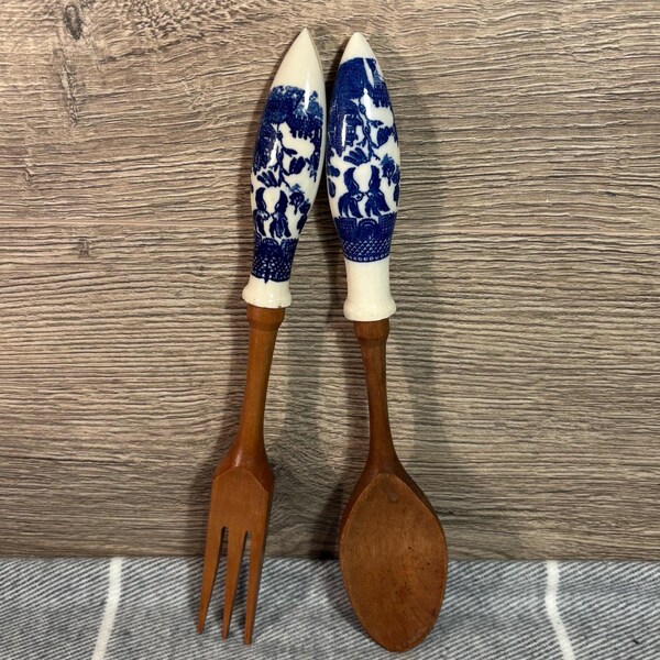 Vintage Wood & Blue Willow White Ceramic Salad Servers | Fruit and Veg Kitchenalia | Vegetarian Serving Utensils | Food Collectible Classics