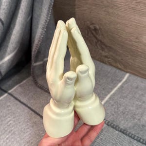 Minimalistyczna rzeźba z białej porcelany w stylu vintage przedstawiająca modlące się dłonie | Modlące się dłonie blisko siebie, sztuka wdzięczności | Symbole chrześcijaństwa, wiary i modlitwy