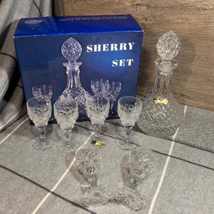 Vintage Bohemia Lead Crystal Over 24%PbO Wyprodukowano w Czechosłowacji Service à Porto 7-częściowy zestaw do sherry w oryginalnym pudełku | Wózek na napoje Barware