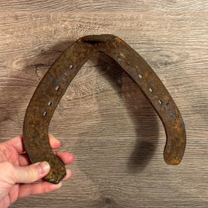 Herradura vintage de metal oxidado patinado de Shire grande / Herradura de la suerte coleccionable / Decoración de ranchos y establos / Símbolos rústicos de buena suerte