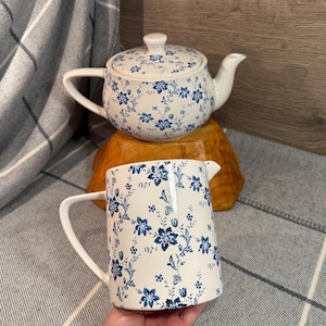Set di 2 teiere e brocche grandi abbinate con delicati fiori blu vintage / Shabby Chic Kitchenalia / Tea party estivi con fiori blu e bianchi