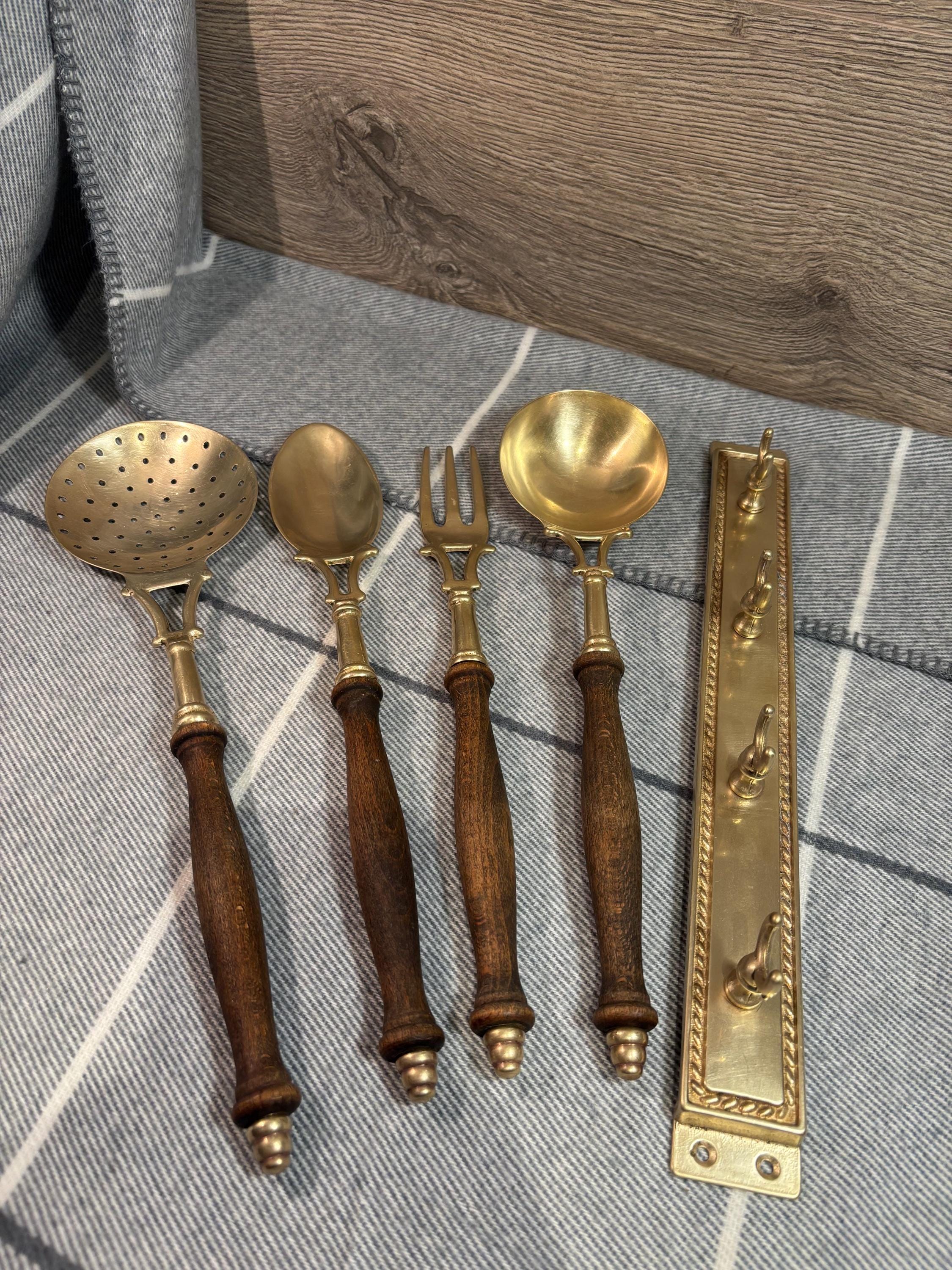 ヴィンテージ真鍮と木製ハンドルの壁掛けレールバー用品4点セット