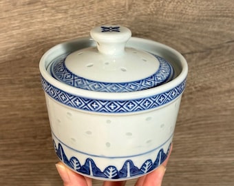 Azucarero con tapa de porcelana china Tienshan vintage azul cobalto y blanco con diseño de granos de arroz / Utensilios de cocina orientales tradicionales de colección