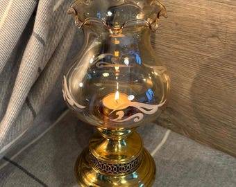 Vintage gegolfde rand geëtst amberglas messing orkaan theelichthouder | Retrokwaliteit metaalwerk gemaakt in Engeland Kandelaar verzamelobjecten
