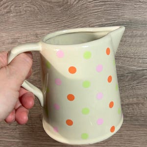 Jarra pequeña vintage colorida con múltiples lunares / Utensilios de cocina de cerámica de gres / Jarra de cocina versátil / Decoración rústica para el hogar / Jarrón pequeño y divertido