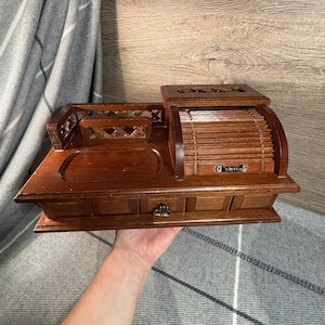 Portagioie vintage kitsch e organizer da scrivania realizzato a Taiwan ROC / Cassetto e scomparto con chiusura a rullo / Contenitore per ufficio in legno marrone antico