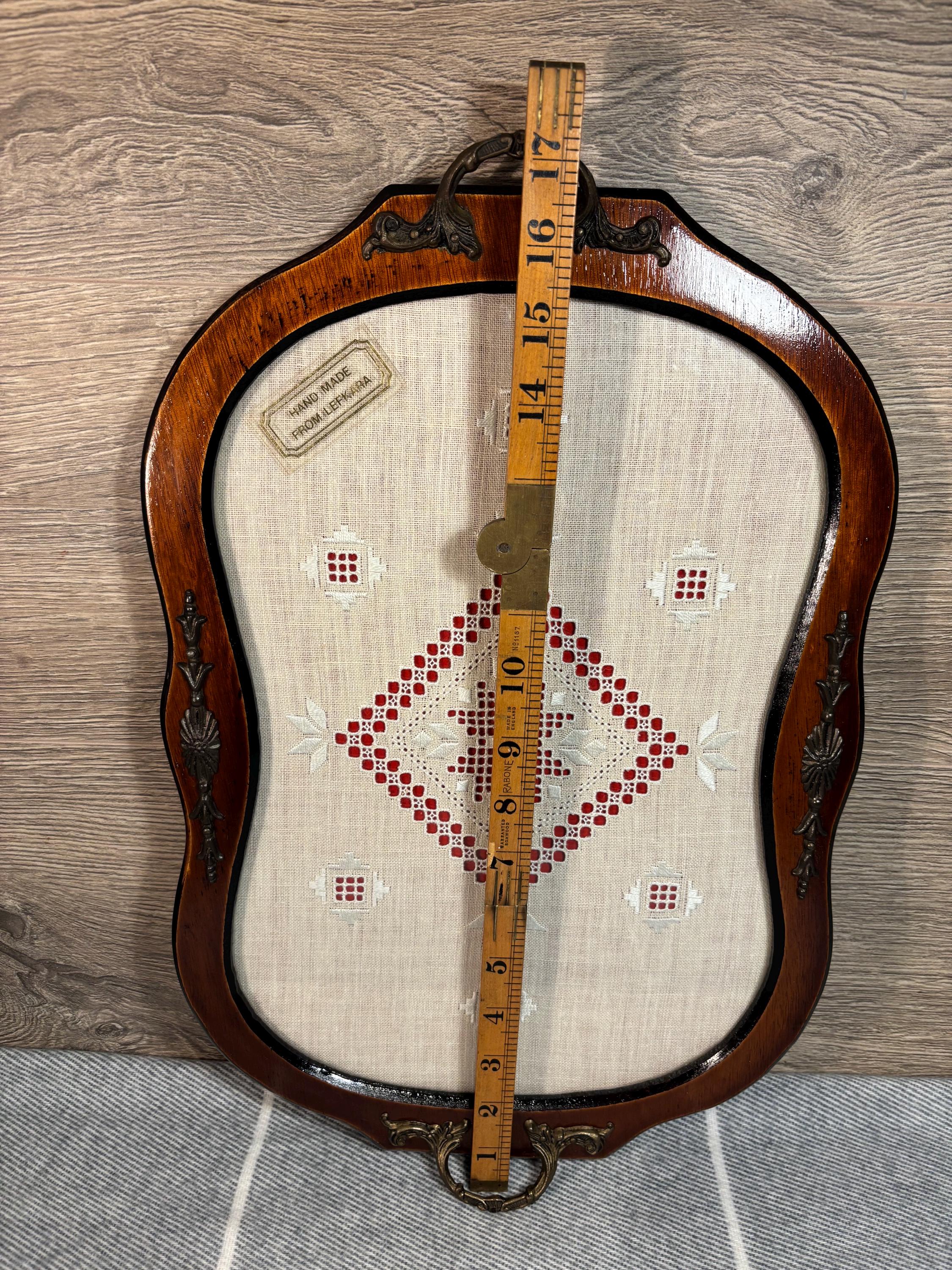 キプロス レフカラ産の刺繍入りリネン、ガラス、ハードウッドのトレイ