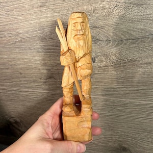 Vintage Hand geschnitzte Holzfigur eines langhaarigen bärtigen Mannes mit langer Gehstock-Sockelstatue | Primitive Handgemachte Volkskunst-Schnitzereien
