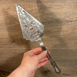 Vintage Falstaff Silver Plated Large & Heavy Grawerowany Krajalnica Do Ciast | Srebrny Nóż Do Ciast Wyprodukowany w Anglii | Kwiatowy Długi Serwer Do Ciast