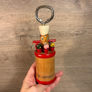 Conjunto de palitos de coquetel de madeira, abridor de garrafas e saca-rolhas vintage Mr. Bartender | Artigos kitsch para bar de meados do século | Carrinho de bebidas retrô colecionáveis