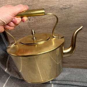 Tetera de latón antigua vintage, hecha a mano, de colección, estilo victoriano tradicional, con tapa y asa / Artículos de cocina rústicos de granja