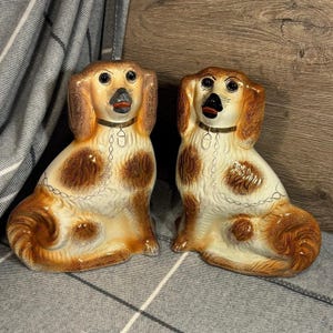 Rzeźby psów rasy staffordshire king charles spaniel malowane ręcznie w kolorze brązu | Kolekcjonerskie przedmioty angielskie | Kominek