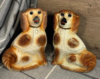 Vintage handgemalte vergoldete braune englische Staffordshire König Charles Spaniel Hundeskulpturen | Englische Sammlerstücke | Kaminsims