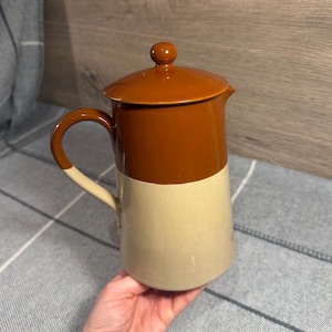 Tetera grande de café bicolor marrón y beige de Bourne Denby, Inglaterra, estilo vintage / Utensilios de cocina de gres inglés de los años 30 / Artículos esenciales retro para preparar una taza de café