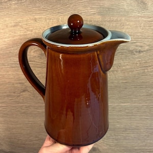 Vintage Denby Bourne 2 Pint Kaffee Teekanne | Mid Century Reicher Kastanienbrauner Topf mit Deckel | Retro MCM Hand gefertigtes Steinzeug Made in England