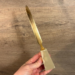 Abridor de sobres con mango de ónix verde y piedra de roca de mármol pulido y latón vintage / Accesorio de oficina retro de los años 70 / Decoración de escritorio de mediados de siglo