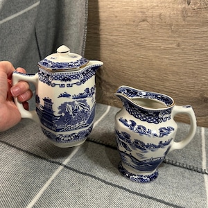 Vintage Ringtons Lidded Cobalt Blue and White Tea Jug & Tea Coffee Water Pitcher | Tea Merchants Newcastle upon Tyne Willow Pattern-Set of 2
