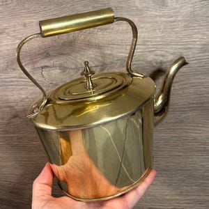 Teiera con coperchio in metallo dorato in ottone lavorato a mano, da collezione, tradizionale vittoriana, con manico/Cucina rustica da fattoria