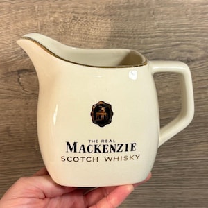 Vintage The Real Mackenzie Scotch Whisky Wade Pottery Cruche | Bar écossais MCM, objets de collection | Chariot à boissons et chariot de bar rétro
