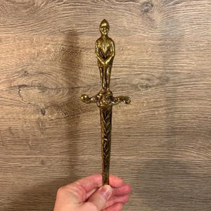 Abridor de sobres con figura de caballero con armadura de latón macizo vintage / pisapapeles medieval y de la Edad Media / Decoración de historia británica