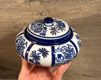 Vintage Oriental Ceramic Gilded Cobalt Blue & White Lidded Round Low Profile Floral Storage | Collectible Ginger Jars and Home Accessories