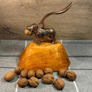 Vintage antieke c1920 zwaar gietijzer patent nr. 273480 gemaakt in Engeland staande puppyhond notenkraker | Engelse mechanische ijzerfabriek voor verzamelaars