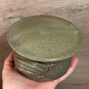 Vintage handgemaakte Lannock Studio aardewerk geglazuurde steengoed schaal uit Hertfordshire, Engeland | Kleine ronde ovenschaal met deksel | Rustieke boerderijdecoratie
