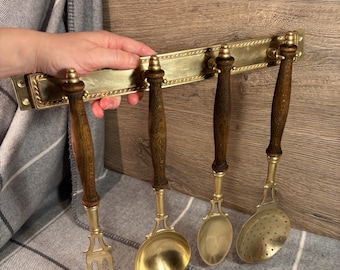 ヴィンテージ真鍮と木製ハンドルの壁掛けレールバー用品4点セット ヴィンテージ真鍮と木製ハンドルの壁掛けレールバー用品4点セット