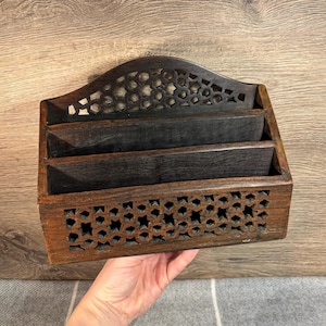 Estante para cartas vintage de madera artesanal, hecho a mano individualmente, fabricado en el norte de la India. Organizador de escritorio de estudio de madera oscura natural.