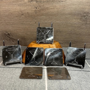 Vintage zwaar zilverkleurig metaal zwart met vilten achterkant vierkant martiniglas retro onderzetters - set van 7 | Baraccessoires voor verzamelaars | Drankenwagendecoratie