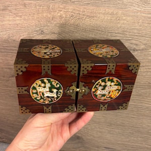 boîte à bijoux chinoise vintage en laque nacre | Petite armoire à 4 tiroirs à charnières | Étui boudoir oriental à double compartiment pliant