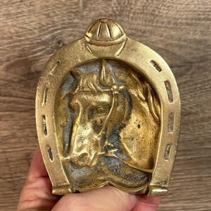 Testa di cavallo in ottone massiccio d&#39;epoca e cappello da fantino in un posacenere a forma di ferro di cavallo, spilla portaoggetti / Sculture equestri Tobacciana da collezione