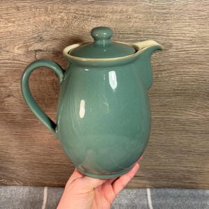 Vintage Denby Manor Grün Steinzeug Kaffee Teekanne 2,5 Pint Made in England | Sage Green Denby Sammlerstücke | Traditionelle Englische Kitchenalia