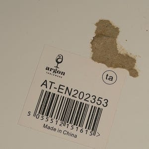 Pode incluir: Uma etiqueta de produto quadrada branca com o log&oacute;tipo Argon Tableware, o texto AT-EN202353, um c&oacute;digo de barras e o texto Made in China. Um peda&ccedil;o de papel castanho rasgado &eacute; vis&iacute;vel no canto superior direito da etiqueta.