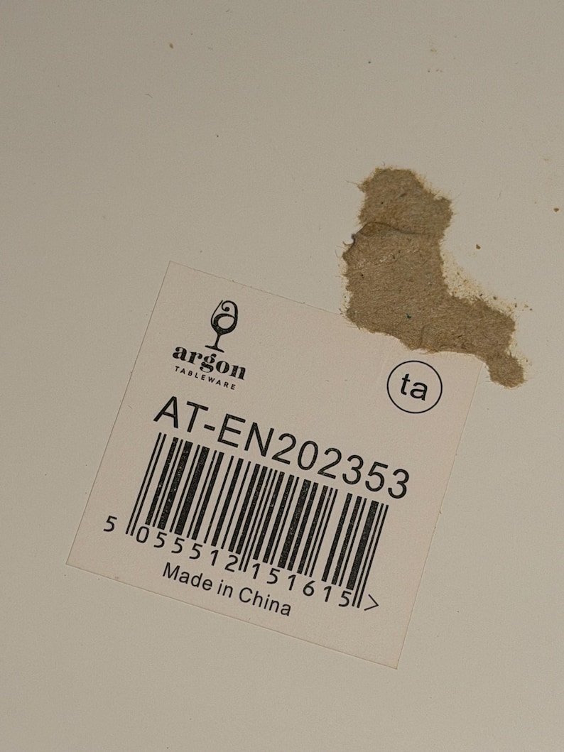 Pode incluir: Uma etiqueta de produto quadrada branca com o log&oacute;tipo Argon Tableware, o texto AT-EN202353, um c&oacute;digo de barras e o texto Made in China. Um peda&ccedil;o de papel castanho rasgado &eacute; vis&iacute;vel no canto superior direito da etiqueta.