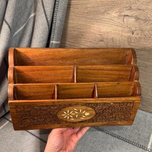 Portacartas de escritorio grande con incrustaciones florales talladas a mano estilo vintage / Soporte de madera para correspondencia de oficina / Organizador de documentos foliado artesanal