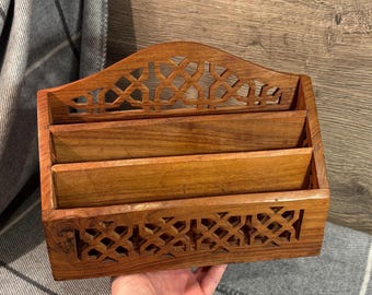 お*の様 ヴィンテージ　木製　レターラック　卓上オーガナイザー ヴィンテージ手彫り網目木製レターラック | カットアウト3セクション