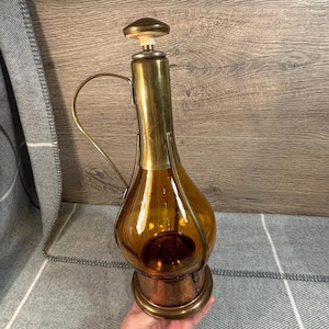 Vintage handgemaakte messing en bruine amberglazen muzikale karaf met handvat | Retro bargerei uit het midden van de eeuw | MCM Drankenwagen Barwagen