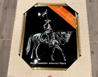 Colección de arte vintage de la Real Policía Montada Canadiense con rayos de sol en marco Goya de latón para colgar en la pared. Listo para colgar. Living Colour Art Ltd Decor.