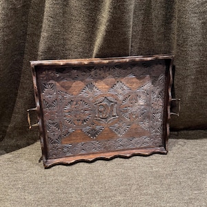 Bandeja rectangular grande de madera marrón tallada a mano con iniciales 'RM', 1,7 kg, con asas de metal / Artesanía antigua