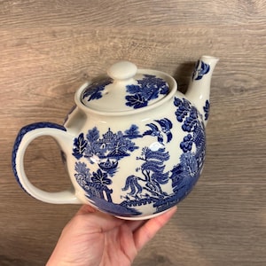 Vintage Sadler Willow Pattern Made in England Cobalt Blue & White Traditional Teapot | English Tea Party Essentials | Daily Brew Collectible