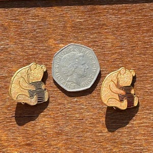 Broches vintage de personagens de desenhos animados da Disney, Ursinho Pooh, AA Milne Rainbow Designs - Conjunto de 2 | Lembranças colecionáveis da Disney
